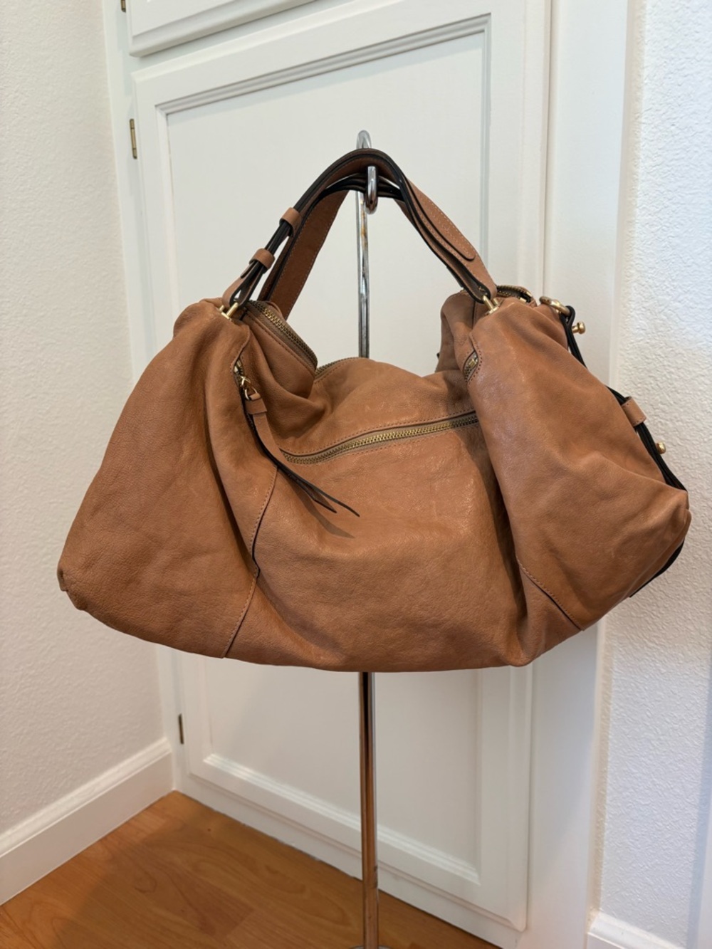 Classic Tan Shoulder Bag with Gold Chain Detail - Picture 3 of 5